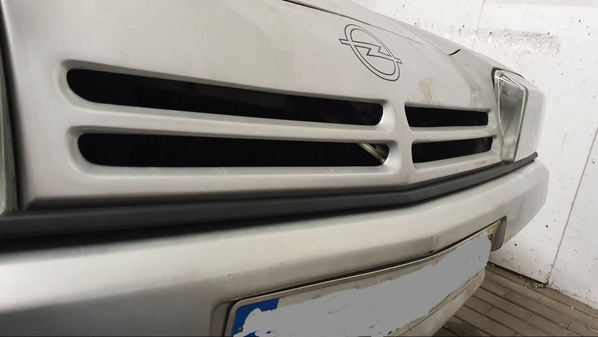 Opel Manta B Listwa między zderzak a lampy pod grill